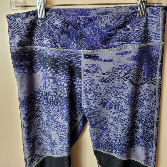 Fabletics yoga leggings purple animal print with mesh material size M - Picture 2 of 9